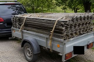 „Příště to vysypu do lesa.“ Frustrace lidí z odvozu azbestu do sběrného dvoru roste